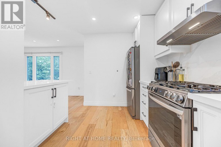121 HEARST CIRCLE, Toronto (Brookhaven-Amesbury), Ontario, M6M2V4