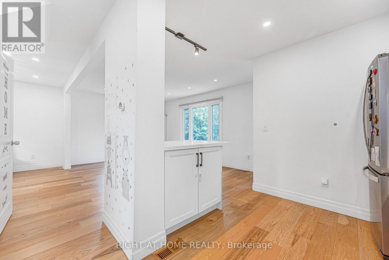 121 HEARST CIRCLE, Toronto (Brookhaven-Amesbury), Ontario, M6M2V4