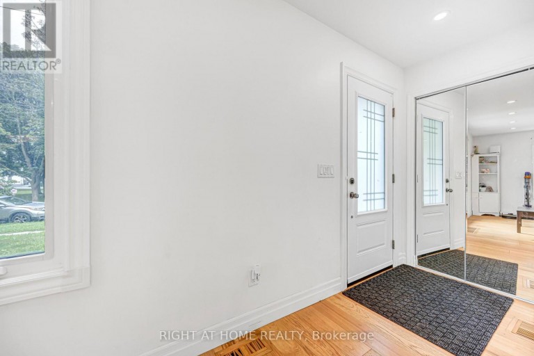 121 HEARST CIRCLE, Toronto (Brookhaven-Amesbury), Ontario, M6M2V4