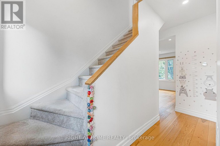 121 HEARST CIRCLE, Toronto (Brookhaven-Amesbury), Ontario, M6M2V4