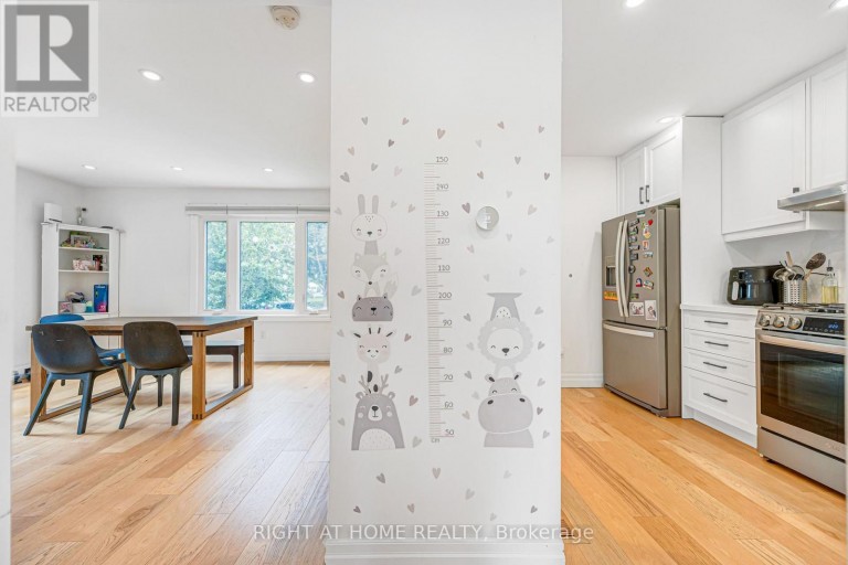 121 HEARST CIRCLE, Toronto (Brookhaven-Amesbury), Ontario, M6M2V4