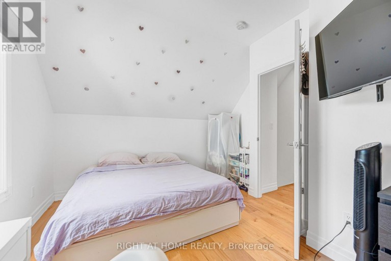 121 HEARST CIRCLE, Toronto (Brookhaven-Amesbury), Ontario, M6M2V4