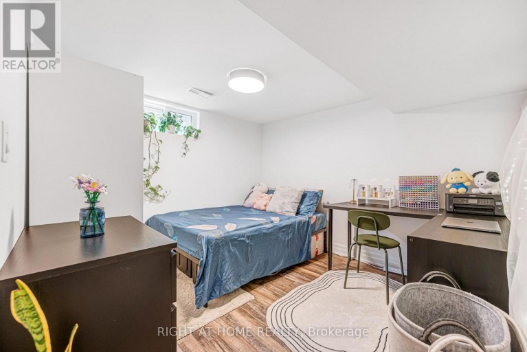 121 HEARST CIRCLE, Toronto (Brookhaven-Amesbury), Ontario, M6M2V4