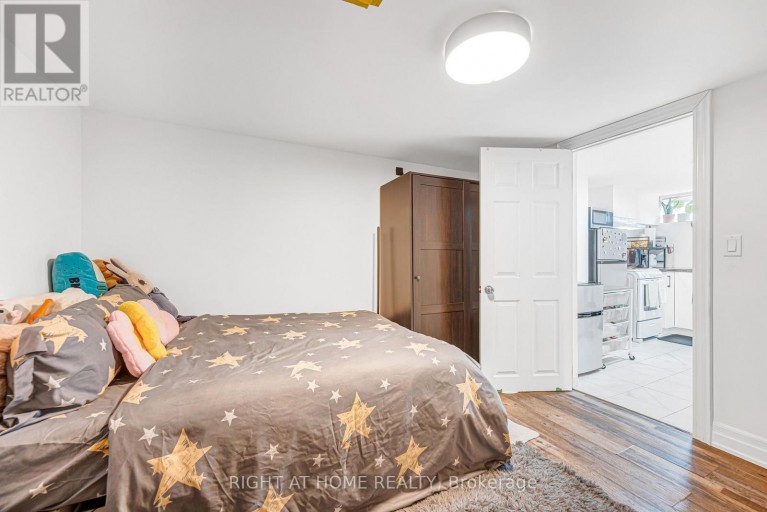 121 HEARST CIRCLE, Toronto (Brookhaven-Amesbury), Ontario, M6M2V4