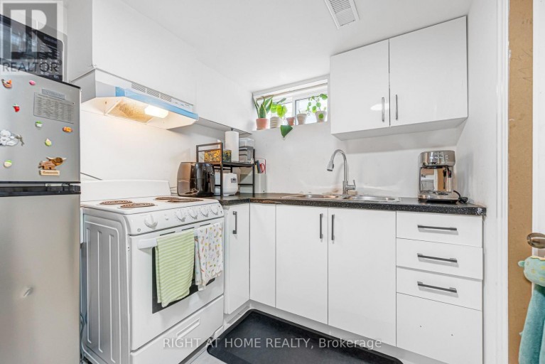 121 HEARST CIRCLE, Toronto (Brookhaven-Amesbury), Ontario, M6M2V4