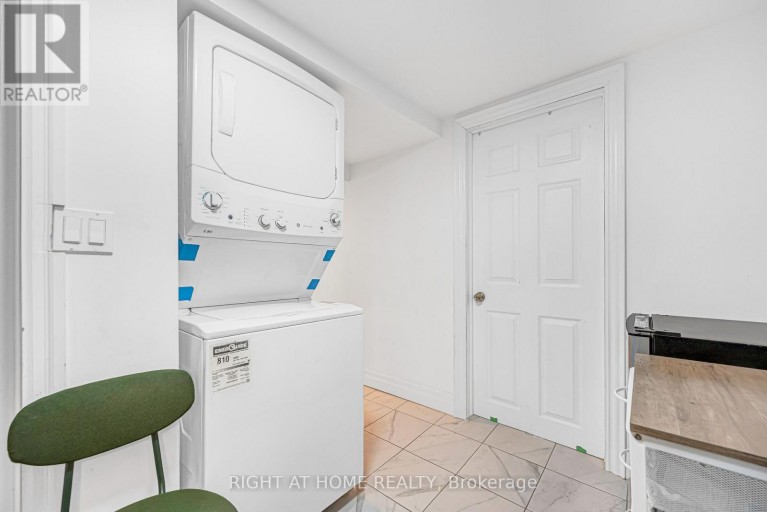 121 HEARST CIRCLE, Toronto (Brookhaven-Amesbury), Ontario, M6M2V4
