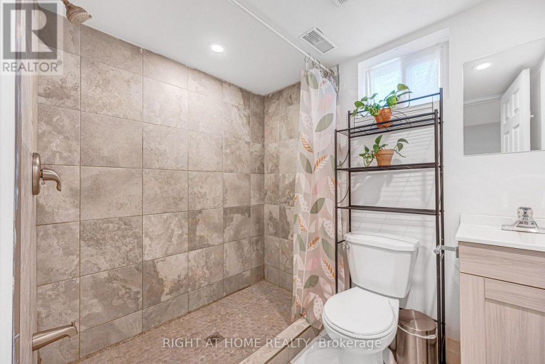 121 HEARST CIRCLE, Toronto (Brookhaven-Amesbury), Ontario, M6M2V4