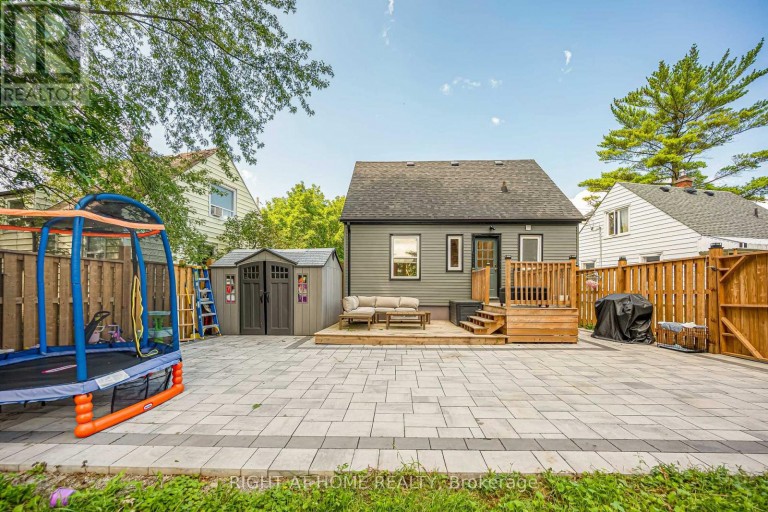 121 HEARST CIRCLE, Toronto (Brookhaven-Amesbury), Ontario, M6M2V4