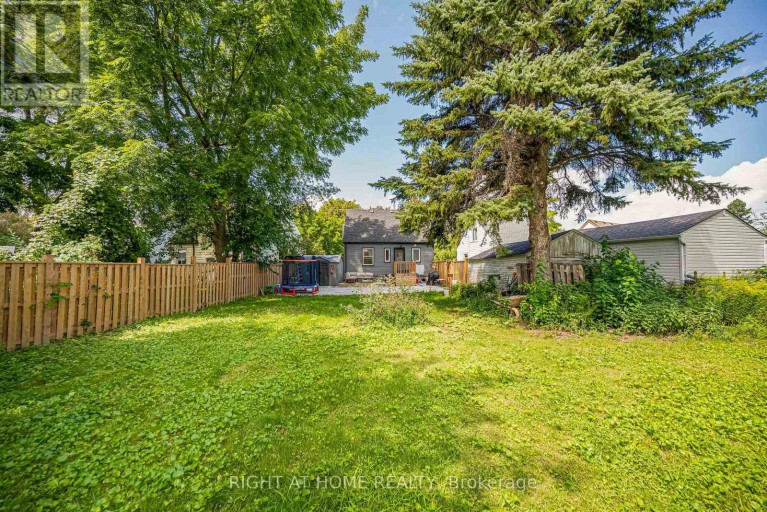 121 HEARST CIRCLE, Toronto (Brookhaven-Amesbury), Ontario, M6M2V4