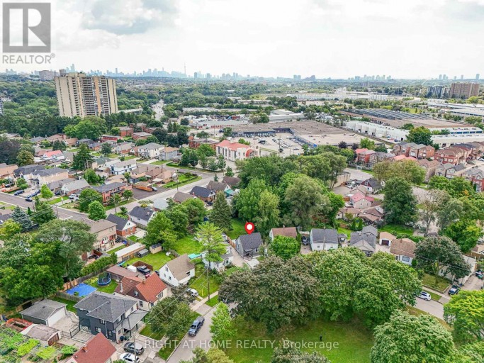 121 HEARST CIRCLE, Toronto (Brookhaven-Amesbury), Ontario, M6M2V4