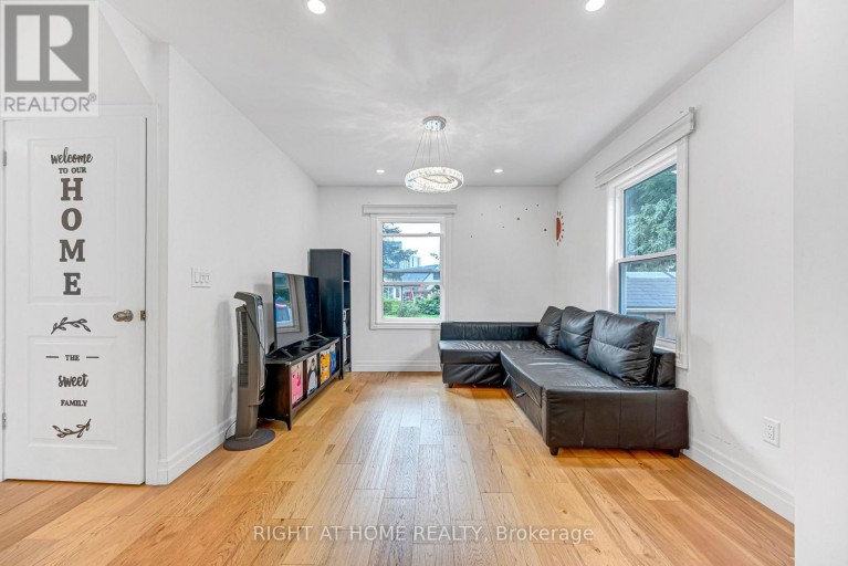 121 HEARST CIRCLE, Toronto (Brookhaven-Amesbury), Ontario, M6M2V4