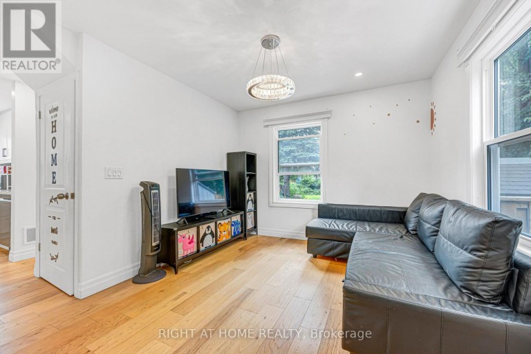 121 HEARST CIRCLE, Toronto (Brookhaven-Amesbury), Ontario, M6M2V4