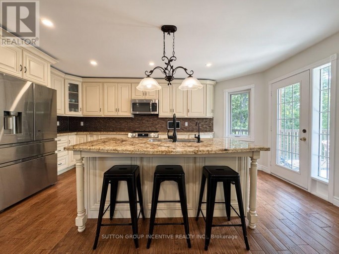 8 ALPINE WAY, Oro-Medonte (Horseshoe Valley), Ontario, L0L2L0