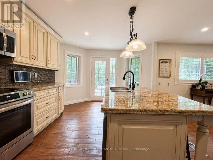 8 ALPINE WAY, Oro-Medonte (Horseshoe Valley), Ontario, L0L2L0