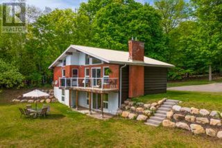 562 AND 568 EAST WASEOSA LAKE ROAD, Huntsville (Chaffey), Ontario, P1H2J4