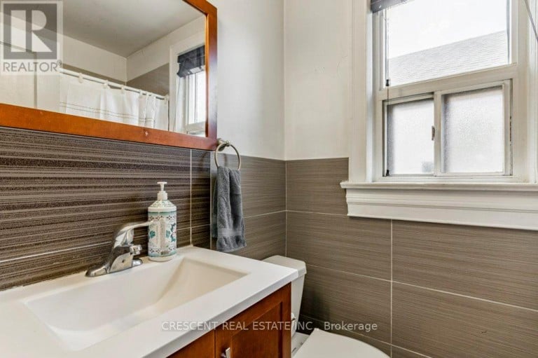 982 BRIAR HILL AVENUE, Toronto (Briar Hill-Belgravia), Ontario, M6B1M3