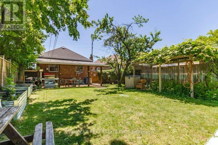 982 BRIAR HILL AVENUE, Toronto (Briar Hill-Belgravia), Ontario, M6B1M3