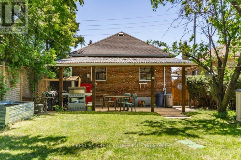 982 BRIAR HILL AVENUE, Toronto (Briar Hill-Belgravia), Ontario, M6B1M3