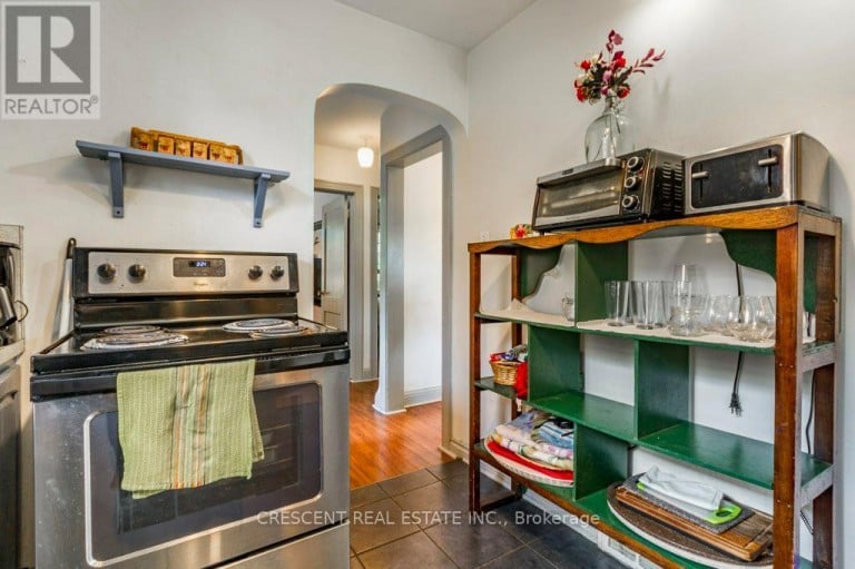 982 BRIAR HILL AVENUE, Toronto (Briar Hill-Belgravia), Ontario, M6B1M3