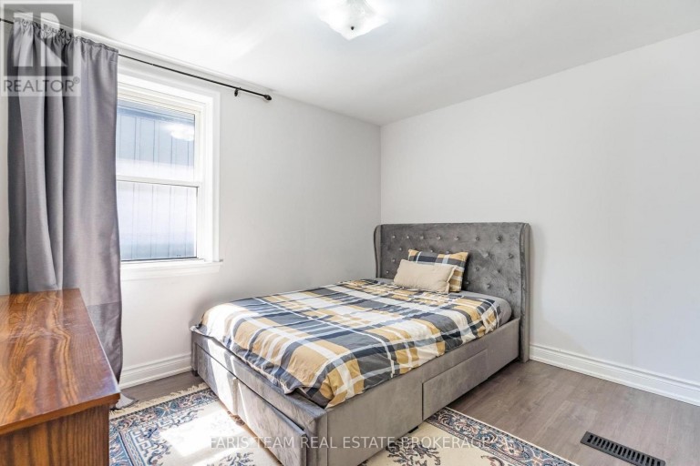 136 ORIOLE DRIVE, East Gwillimbury (Holland Landing), Ontario, L9N1G9