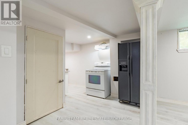 136 ORIOLE DRIVE, East Gwillimbury (Holland Landing), Ontario, L9N1G9