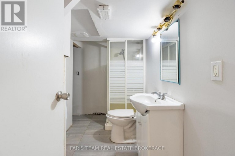136 ORIOLE DRIVE, East Gwillimbury (Holland Landing), Ontario, L9N1G9