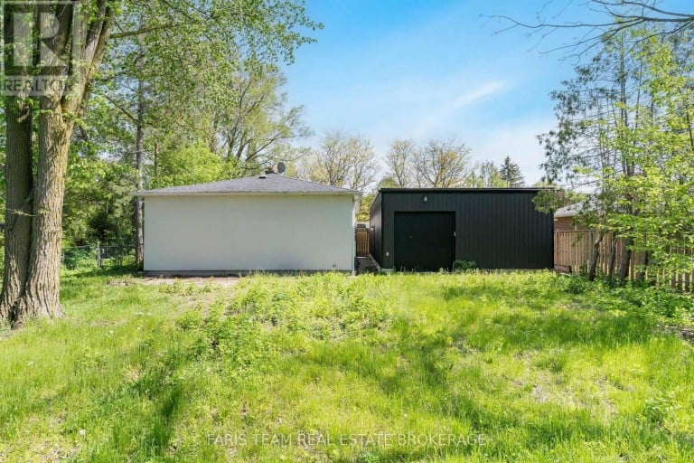 136 ORIOLE DRIVE, East Gwillimbury (Holland Landing), Ontario, L9N1G9