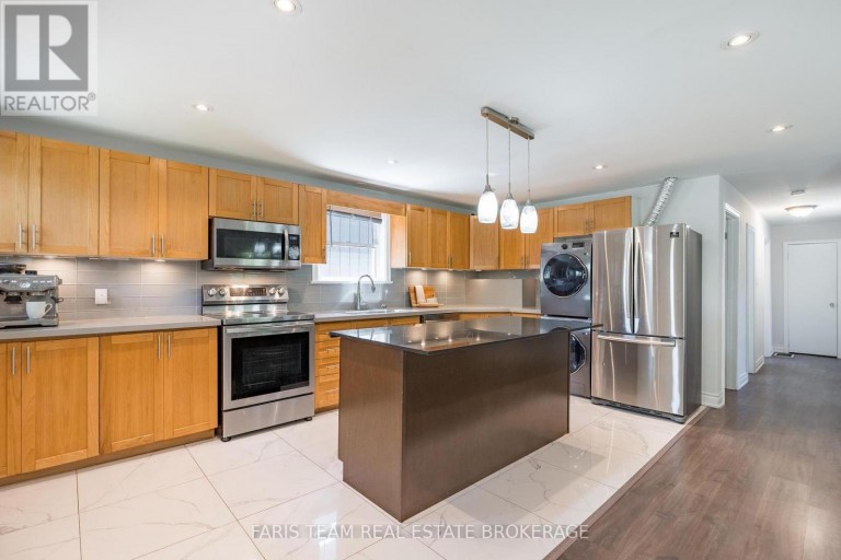 136 ORIOLE DRIVE, East Gwillimbury (Holland Landing), Ontario, L9N1G9