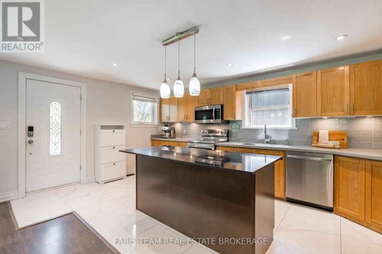 136 ORIOLE DRIVE, East Gwillimbury (Holland Landing), Ontario, L9N1G9