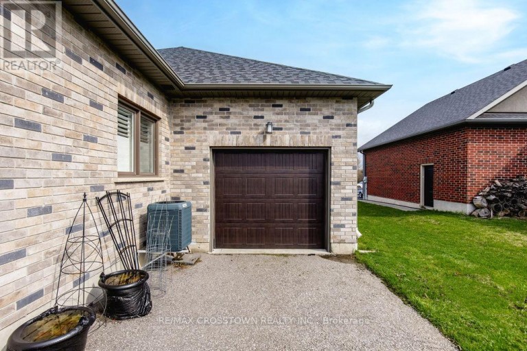 25 MENNILL DRIVE, Springwater (Snow Valley), Ontario, L0L1Y3