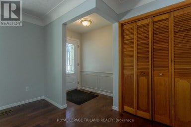 8 CROATIA COURT St. Thomas Ontario photo 2