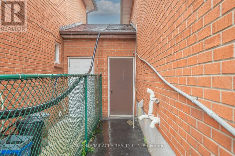 177 WESTMORE DRIVE S, Toronto (West Humber-Clairville), Ontario, M9V4N2