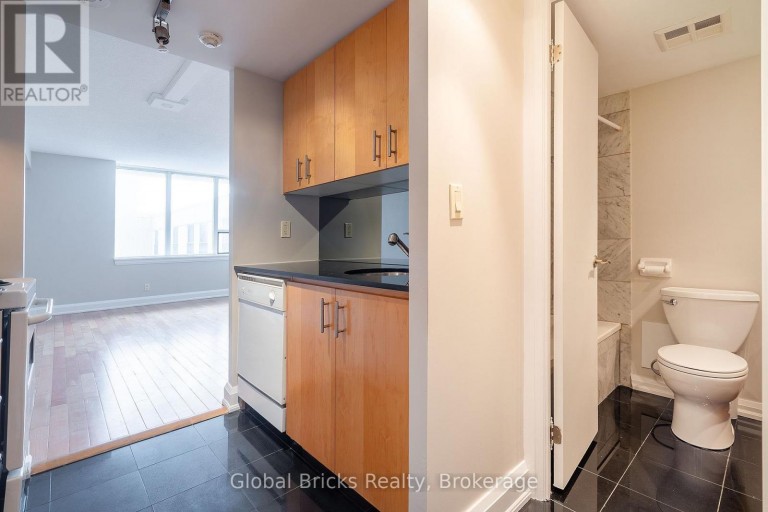 901 - 2737 KEELE STREET, Toronto (Downsview-Roding-CFB), Ontario, M3M2E9
