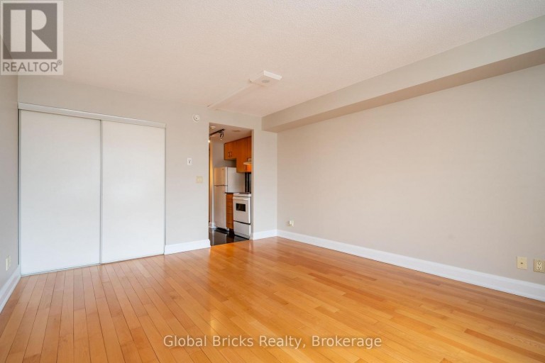 901 - 2737 KEELE STREET, Toronto (Downsview-Roding-CFB), Ontario, M3M2E9