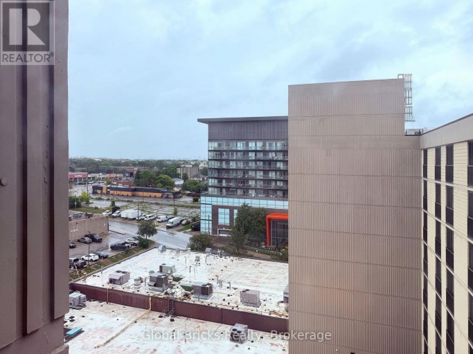 901 - 2737 KEELE STREET, Toronto (Downsview-Roding-CFB), Ontario, M3M2E9
