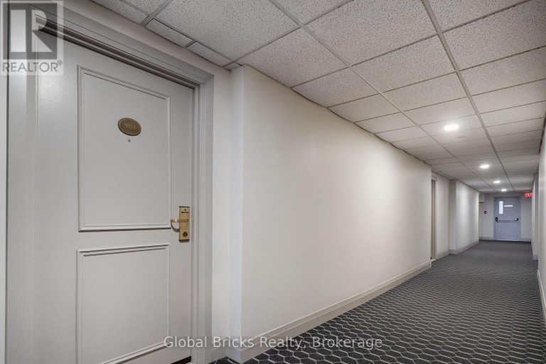 901 - 2737 KEELE STREET, Toronto (Downsview-Roding-CFB), Ontario, M3M2E9