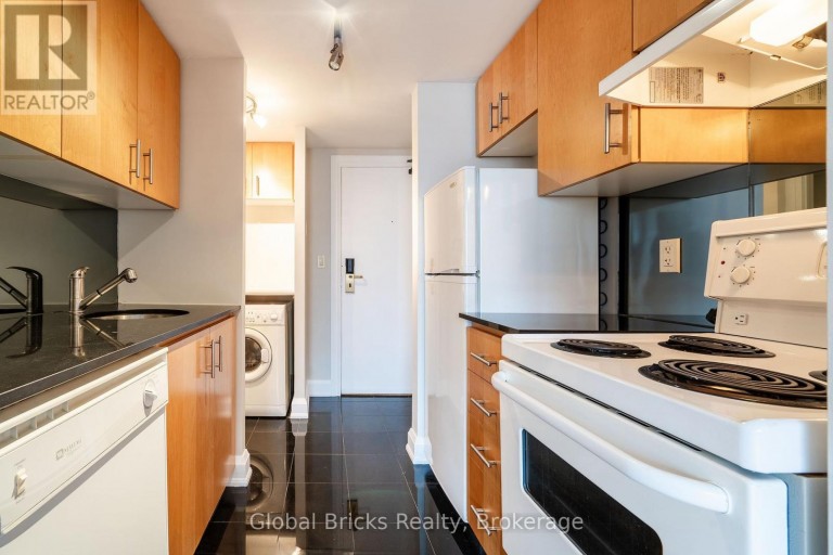 901 - 2737 KEELE STREET, Toronto (Downsview-Roding-CFB), Ontario, M3M2E9