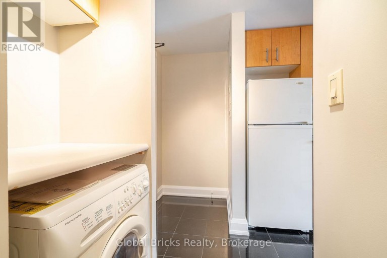 901 - 2737 KEELE STREET, Toronto (Downsview-Roding-CFB), Ontario, M3M2E9