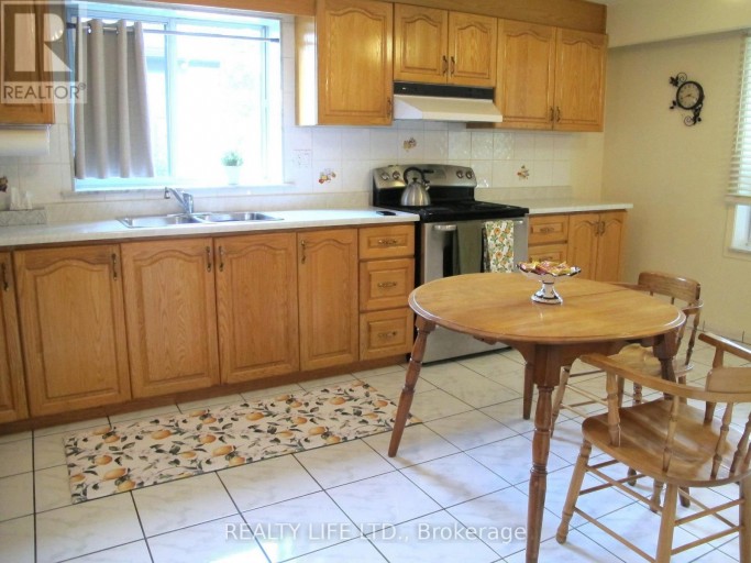 4 ROSALIE AVENUE, Toronto (Downsview-Roding-CFB), Ontario, M3L1C5