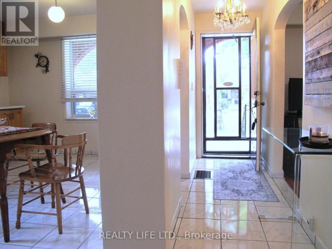 4 ROSALIE AVENUE, Toronto (Downsview-Roding-CFB), Ontario, M3L1C5