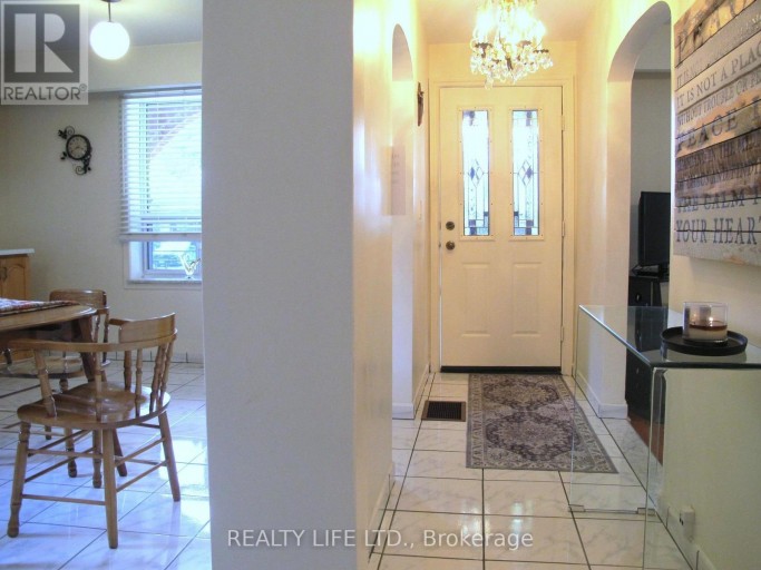 4 ROSALIE AVENUE, Toronto (Downsview-Roding-CFB), Ontario, M3L1C5