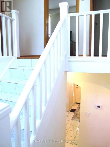4 ROSALIE AVENUE, Toronto (Downsview-Roding-CFB), Ontario, M3L1C5