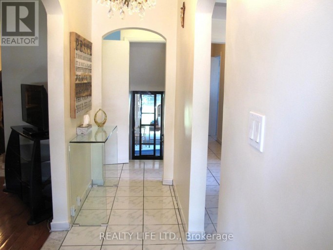 4 ROSALIE AVENUE, Toronto (Downsview-Roding-CFB), Ontario, M3L1C5