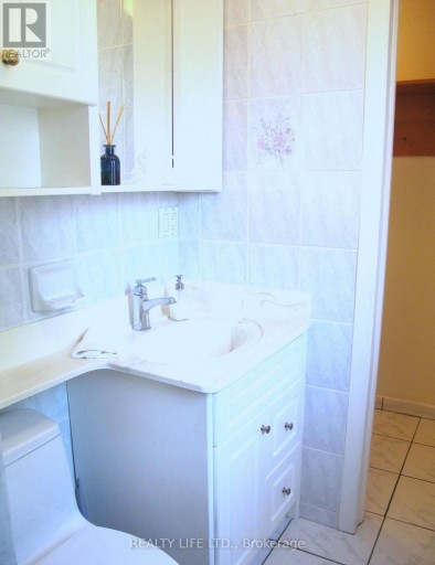 4 ROSALIE AVENUE, Toronto (Downsview-Roding-CFB), Ontario, M3L1C5