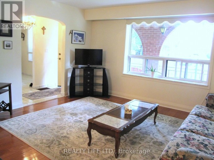 4 ROSALIE AVENUE, Toronto (Downsview-Roding-CFB), Ontario, M3L1C5