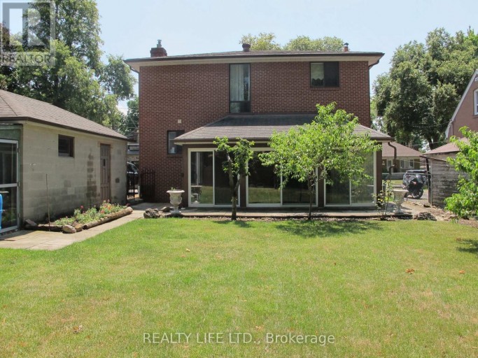 4 ROSALIE AVENUE, Toronto (Downsview-Roding-CFB), Ontario, M3L1C5