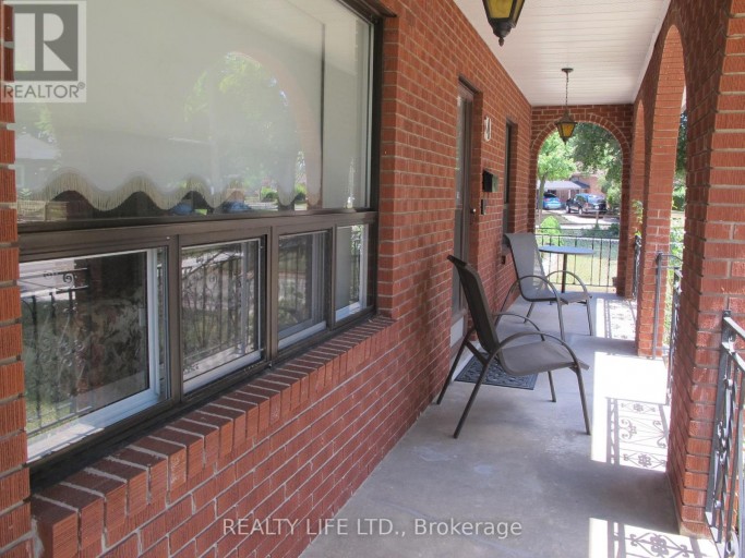 4 ROSALIE AVENUE, Toronto (Downsview-Roding-CFB), Ontario, M3L1C5