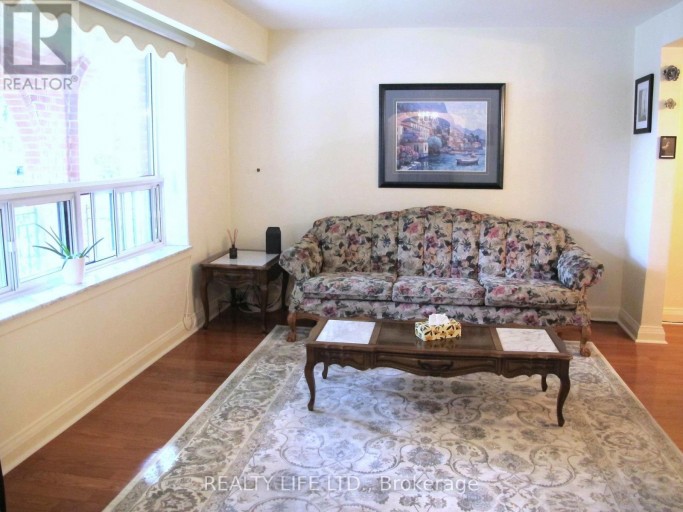 4 ROSALIE AVENUE, Toronto (Downsview-Roding-CFB), Ontario, M3L1C5