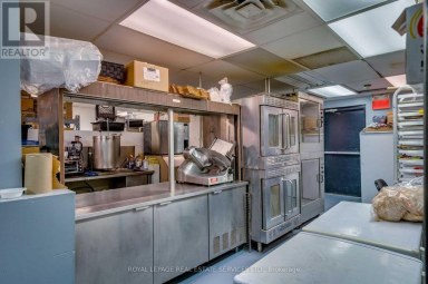 5043 CENTRE STREET Niagara Falls (Clifton Hill) Ontario photo 17