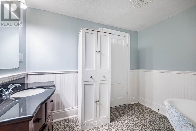100 ESSA ROAD, Barrie (Allandale Centre), Ontario, L4N3K7